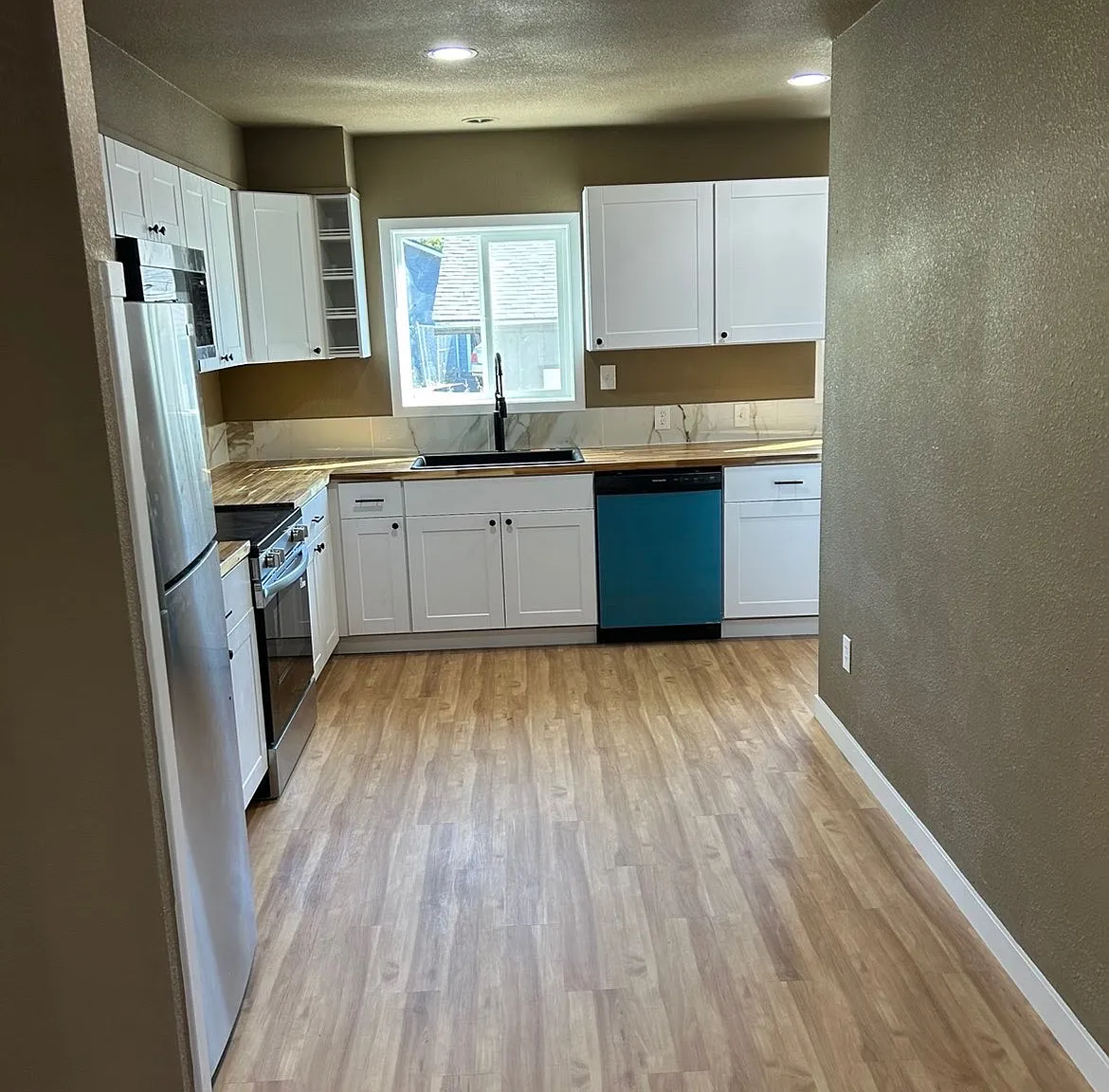 3 bed, 1156 sqft, $2,450 — Photo 2