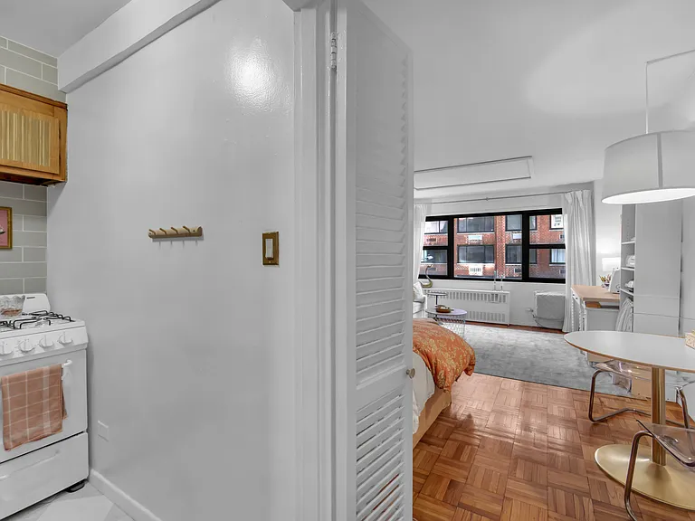335 E 51st St #3C — Photo 7