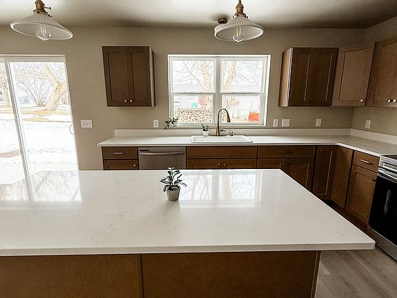 5th image of 426 Village Ln