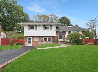 11 Montrose Dr, Commack, NY 11725