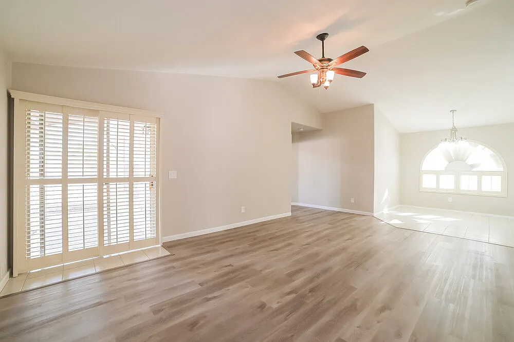 3 bed, 2.0 bath, 1289 sqft, $1,905 — Photo 3