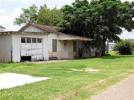 5th image of 1083 N Oak St