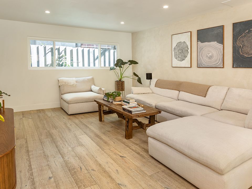 Living room (window to the units corridor)