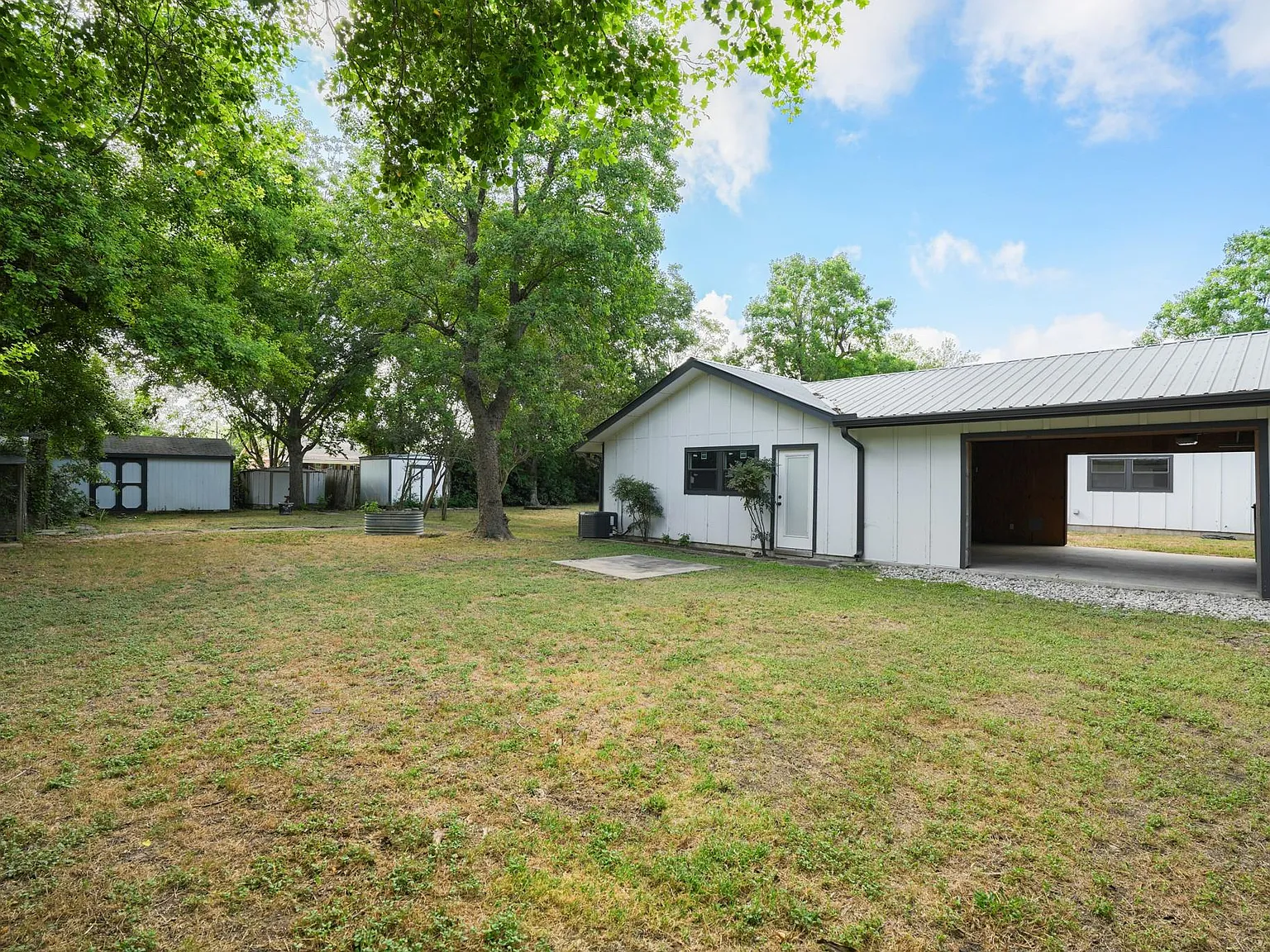 4 bed, 2.0 bath, 1804 sqft, $3,200 — Photo 3