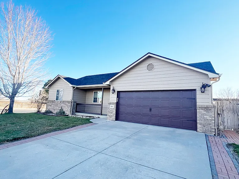 990 Emerald Dr — Photo 1