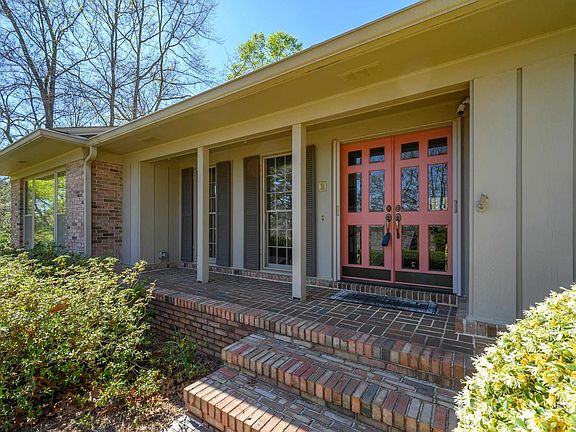 5th image of 3820 N Woodridge Rd