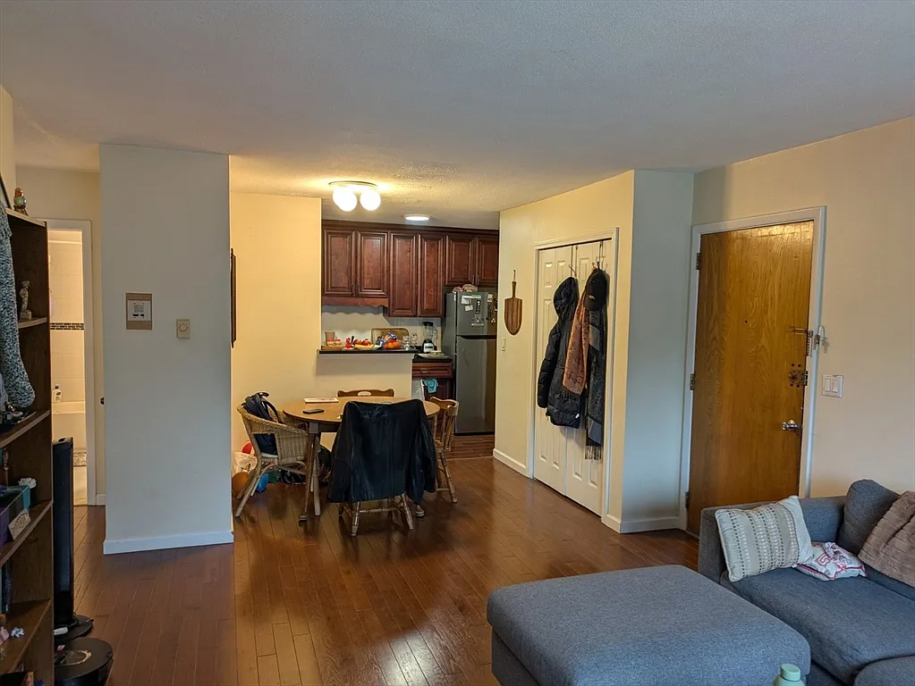 2 bed, 1.0 bath, 740 sqft, $2,500 — Photo 2