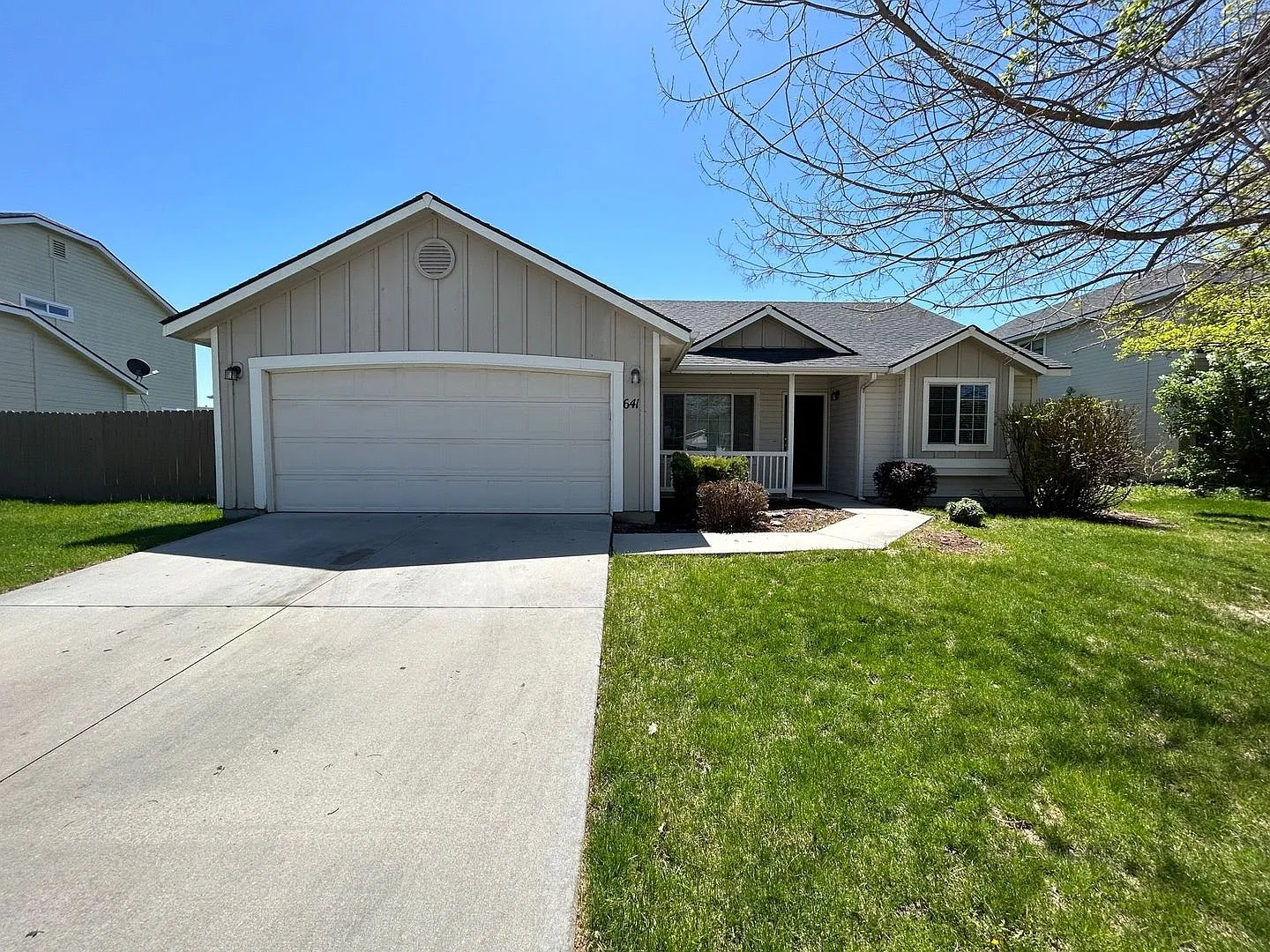 641 Heritage Park | 4 Bedroom w/ Giant Backyard, Walking Distance to Settlers Park! — Photo 1