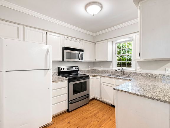 4th image of 2516 Foxwood Dr #B