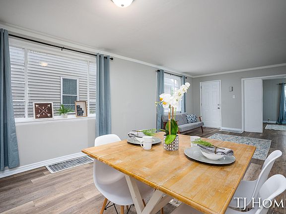 4th image of 1468 Jiroch St