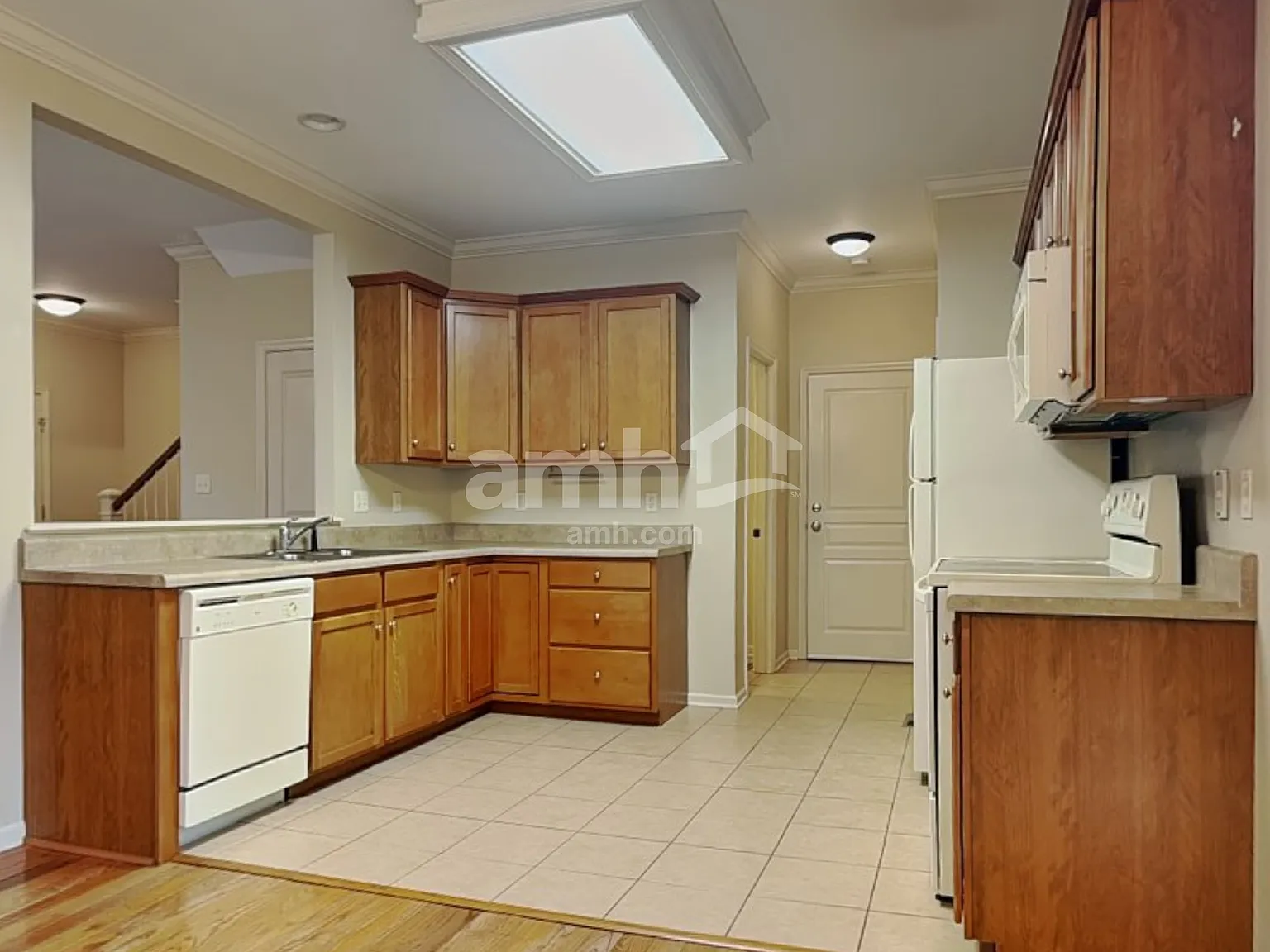 3 bed, 2.5 bath, 1850 sqft, $2,335 — Photo 3
