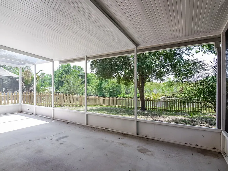 2451 Glenview Dr — Photo 15
