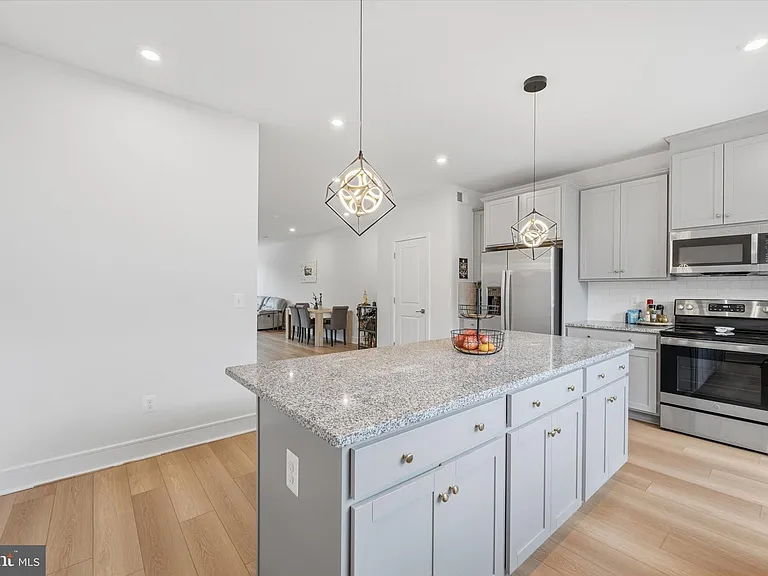 4256 Frost St — Photo 9
