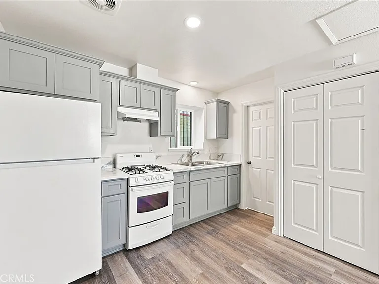10646 S Wilton Pl — Photo 14