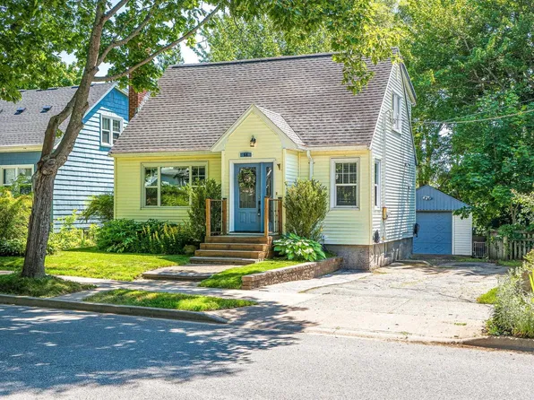 66 Newcastle St, Dartmouth, NS B2Y 3M5