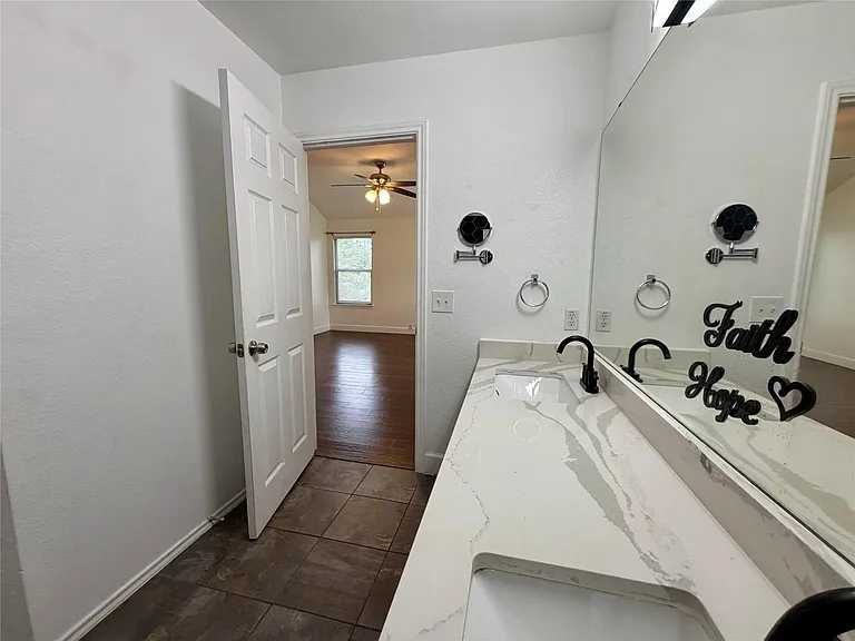 804 Tapestry Cv — Photo 18