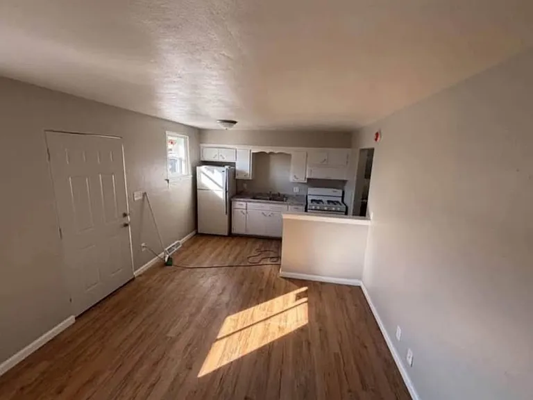 212 Davis St — Photo 1