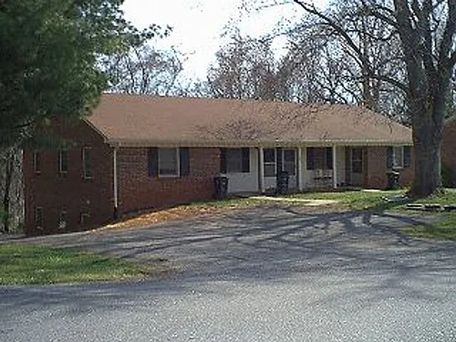 106 Holmes Cir Photo 1