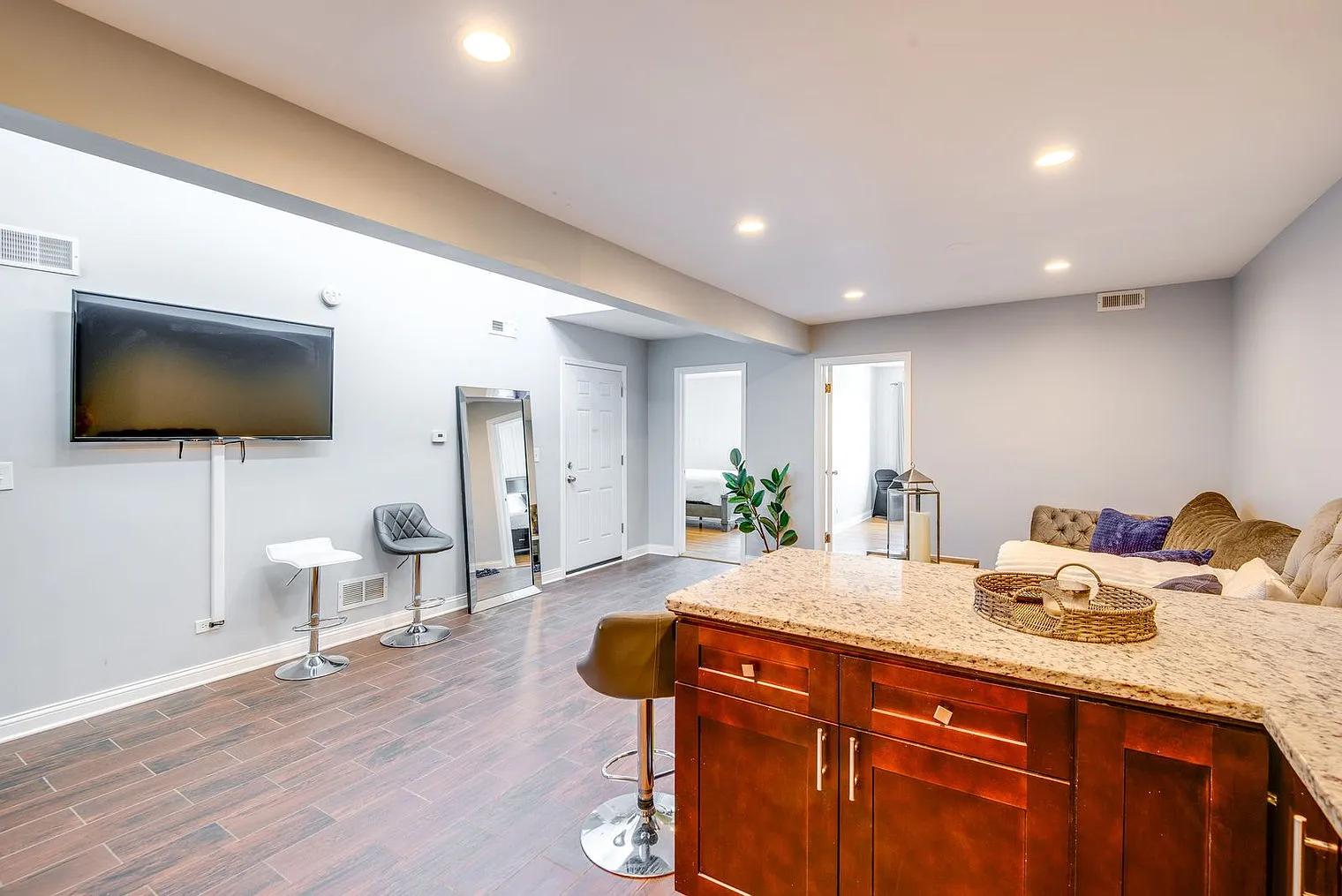 2 bed, 1.0 bath, 1399 sqft, $3,602 — Photo 3