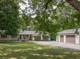 9437 Fuller Dr, Fenton, MI 48430