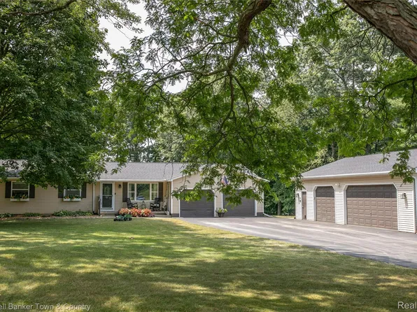 9437 Fuller Dr, Fenton, MI 48430