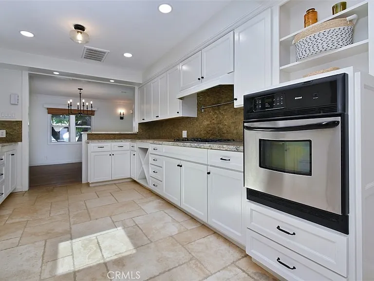 13902 Calvert St — Photo 10
