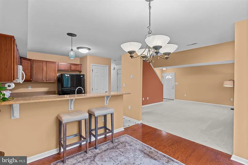 2 bed, 1970 sqft, $2,100 — Photo 2