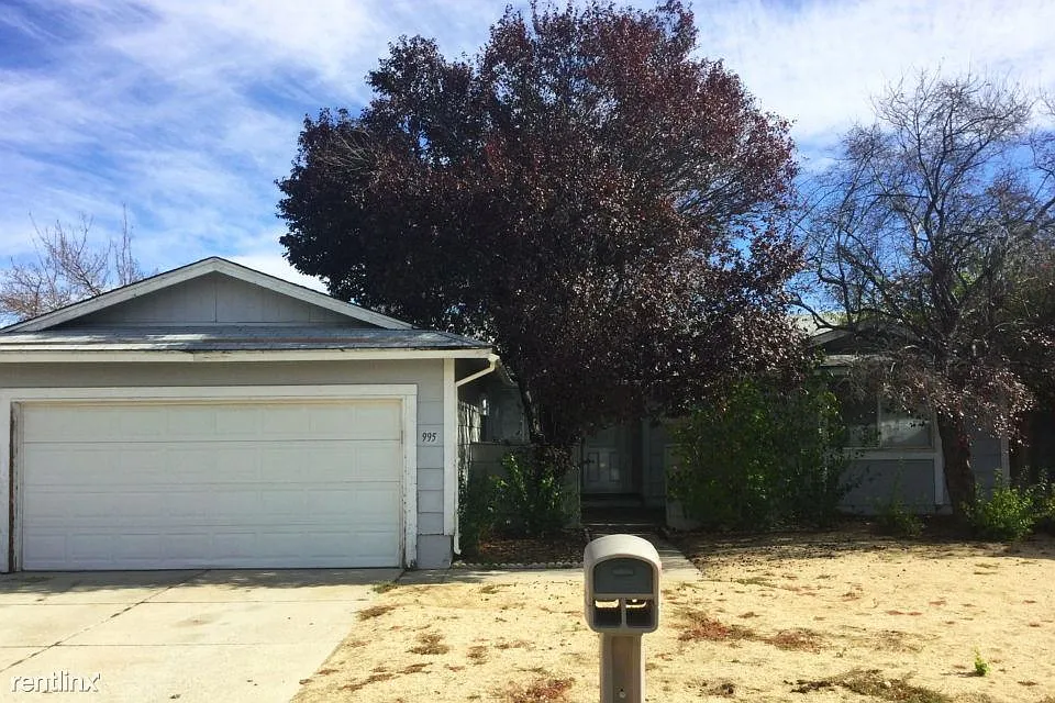 995 Ashwood Cir photo 1