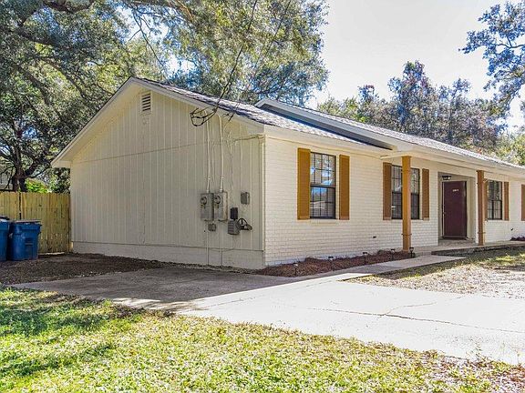 3rd image of 207 McClure Dr APT B