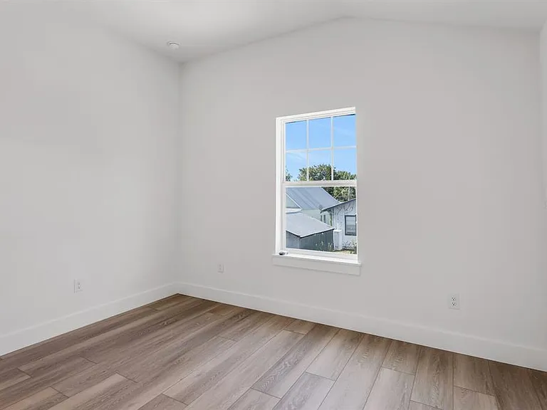 1912 W Chestnut St — Photo 26