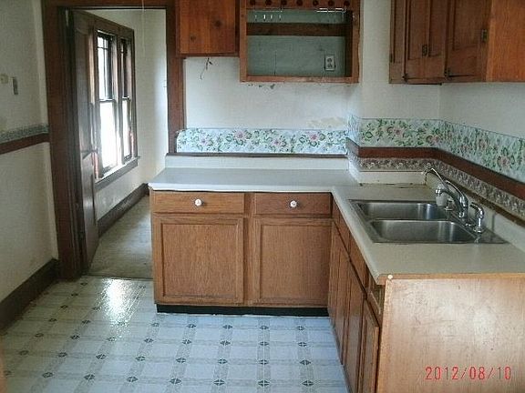 5th image of 2634 Knox Ave N