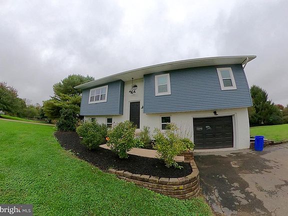 2nd image of 4 Hartwood Ln