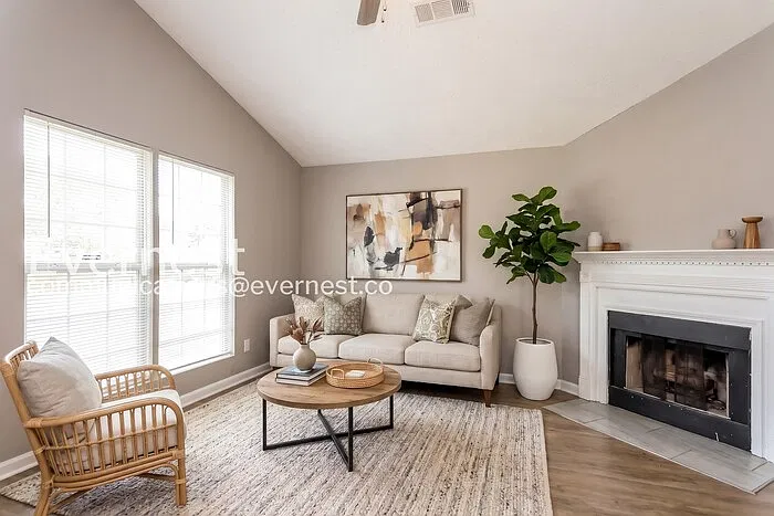 3 bed, 2.0 bath, 1140 sqft, $1,645 — Photo 3