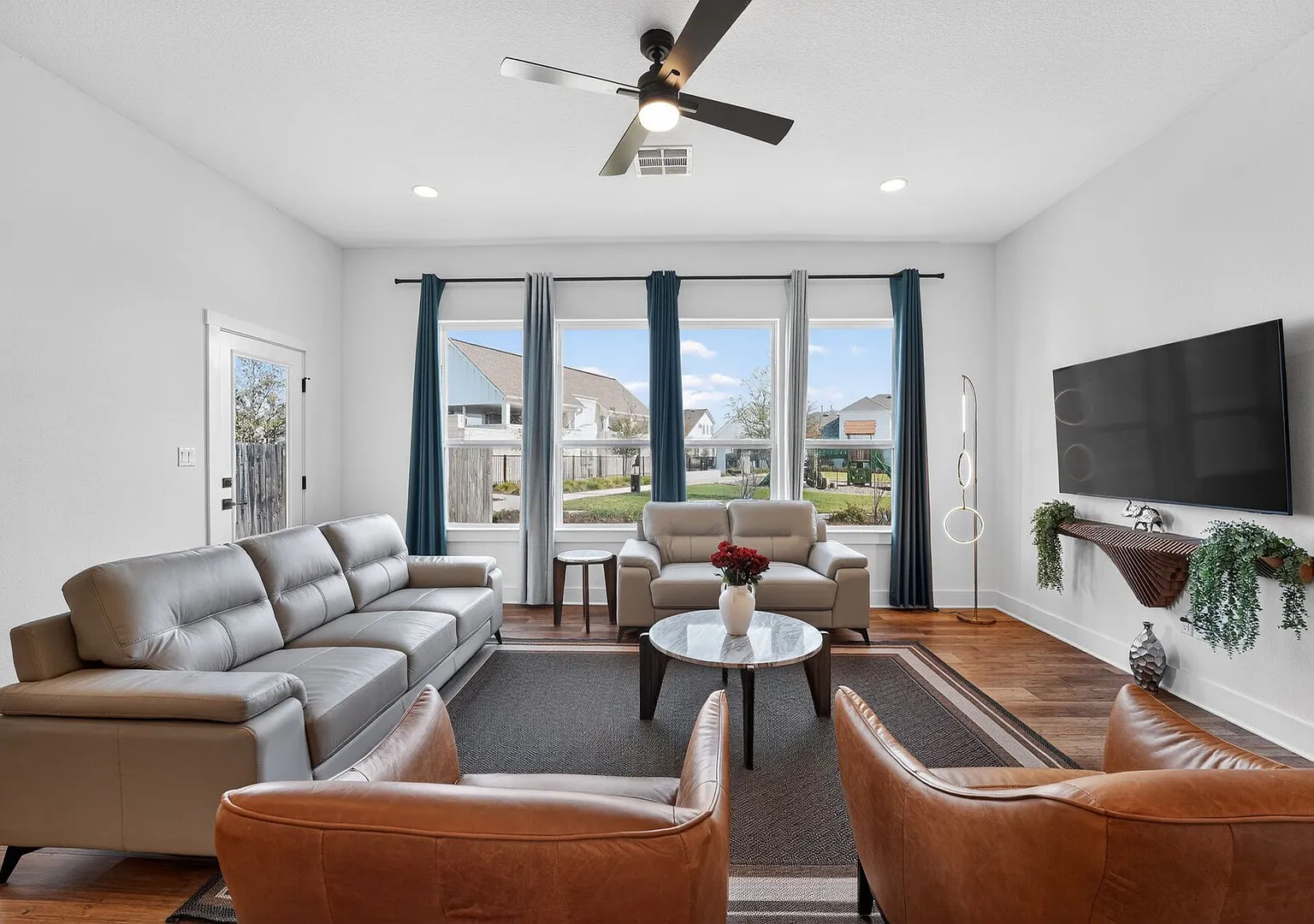 Upscale 4-Bedroom House with King Beds in Quiet Gated Community — Photo 3