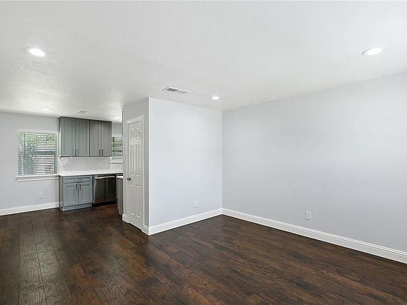 2nd image of 2507 Emerald Dr