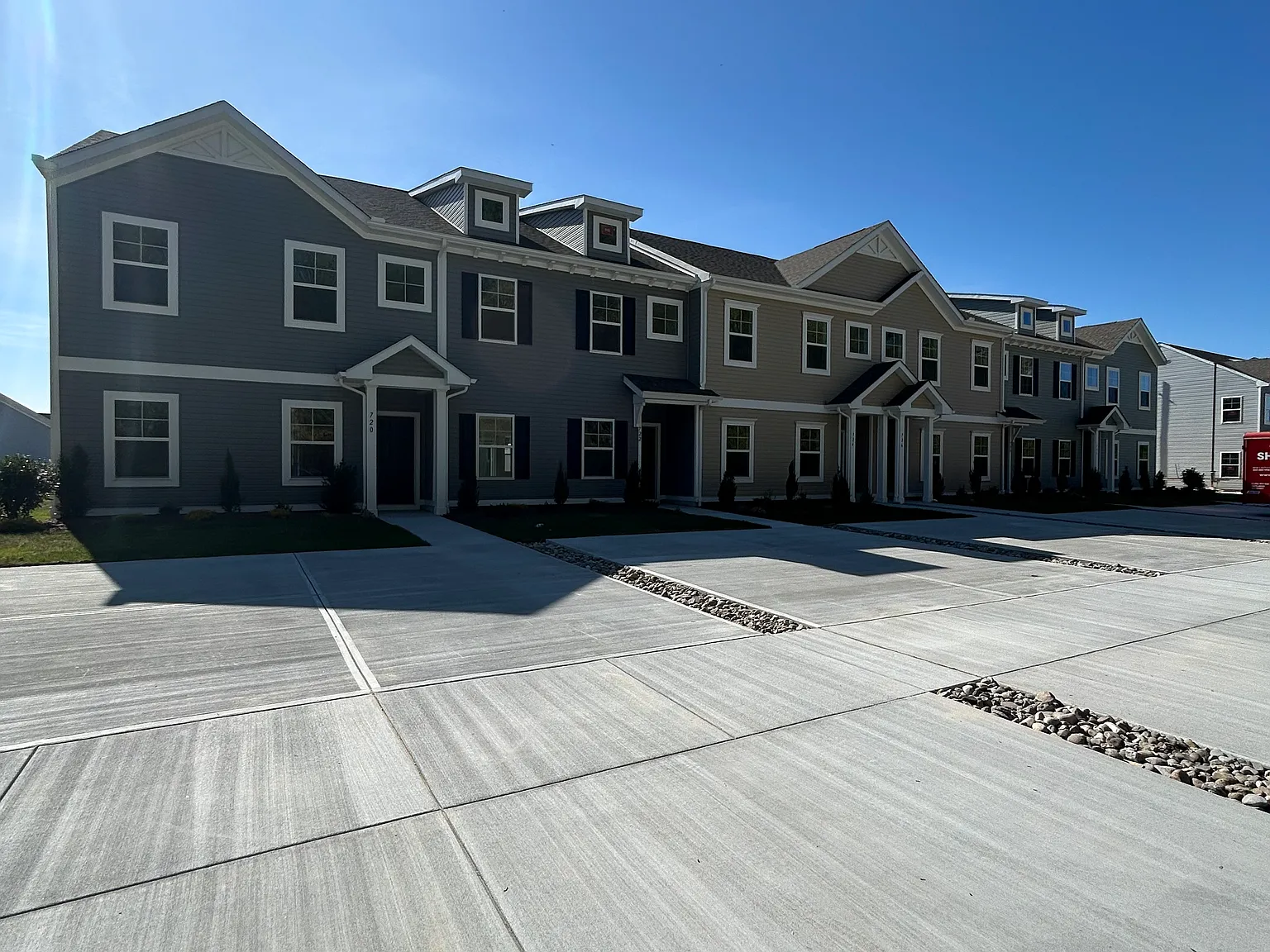 3 bed, 2.5 bath, 1655 sqft, $1,999 — Photo 2