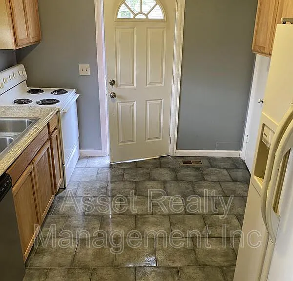 928 Vivian Ave — Photo 3