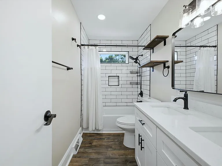 Bathroom w/ tub