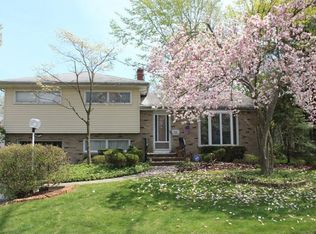 662 Swathmore Ln, Paramus, NJ 07652