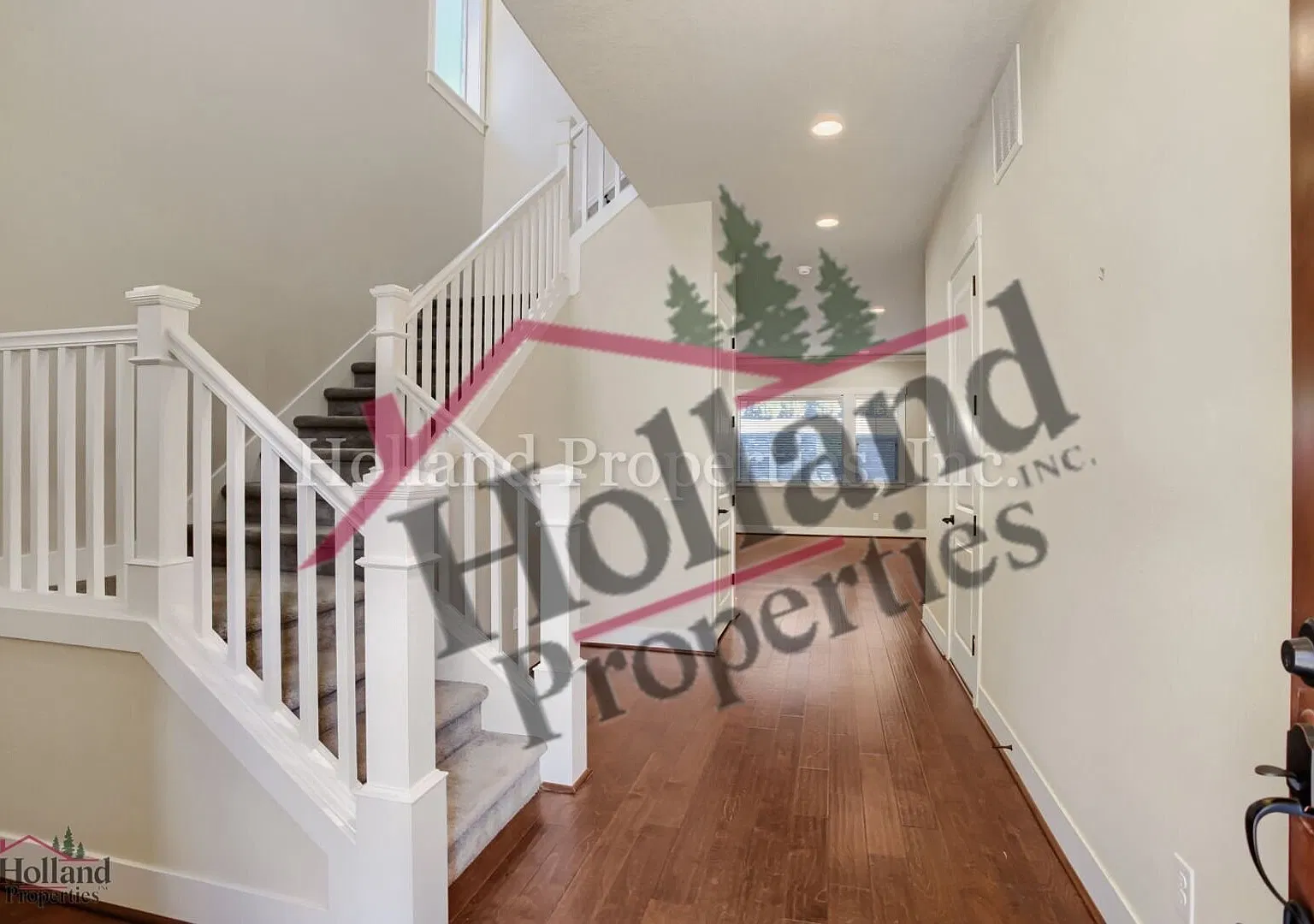 Spacious 4BR Beaverton Home with Pool, Patio & Private Yard — Photo 4