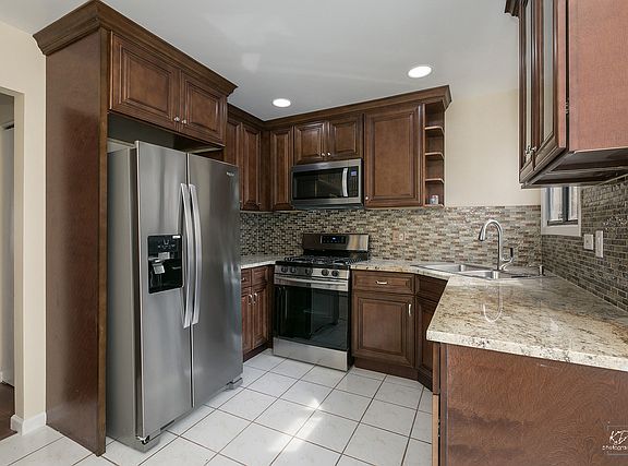 3rd image of 8324 Oak Leaf Dr APT 1402