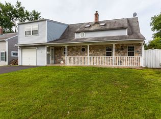 39 Gingerbush Rd, Levittown, PA 19057