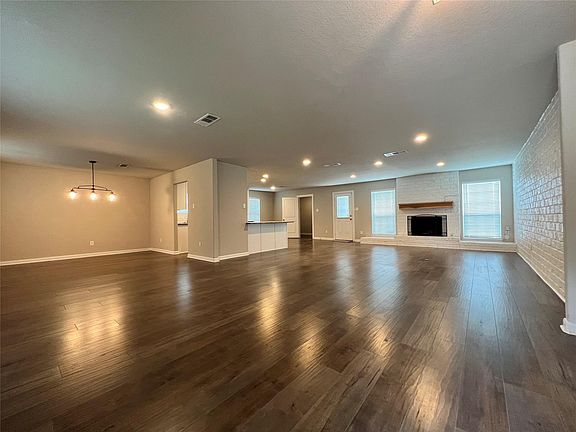 3rd image of 203 Acorn Tree Ct