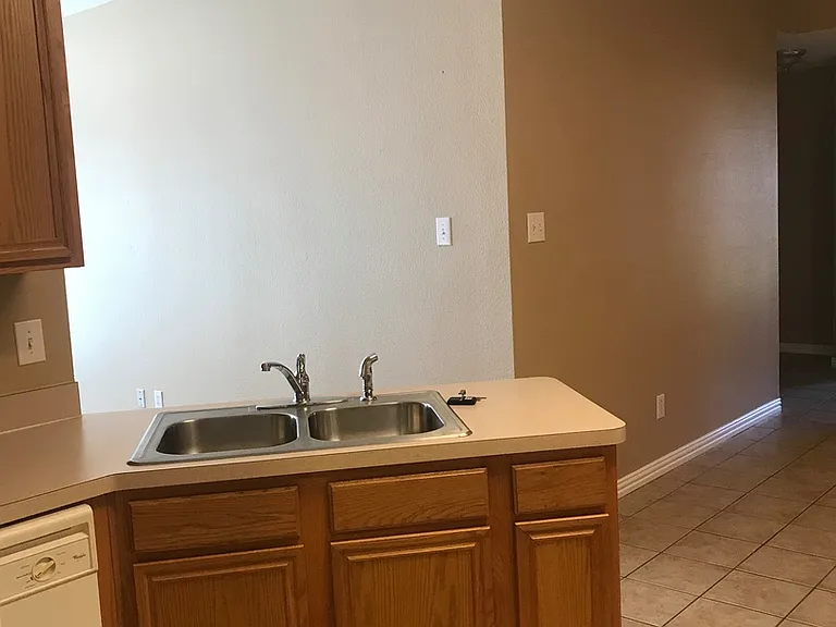 913 Sierra Vista Ct — Photo 7