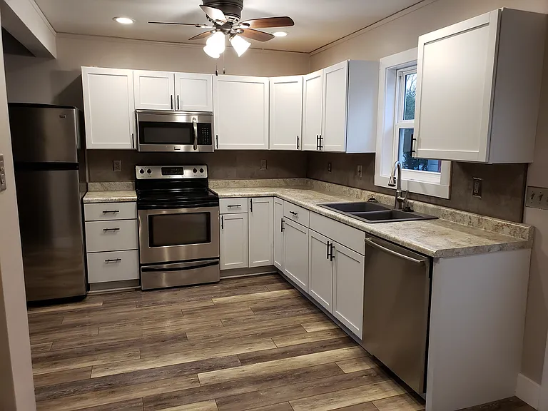 827 Beach Ave — Photo 2