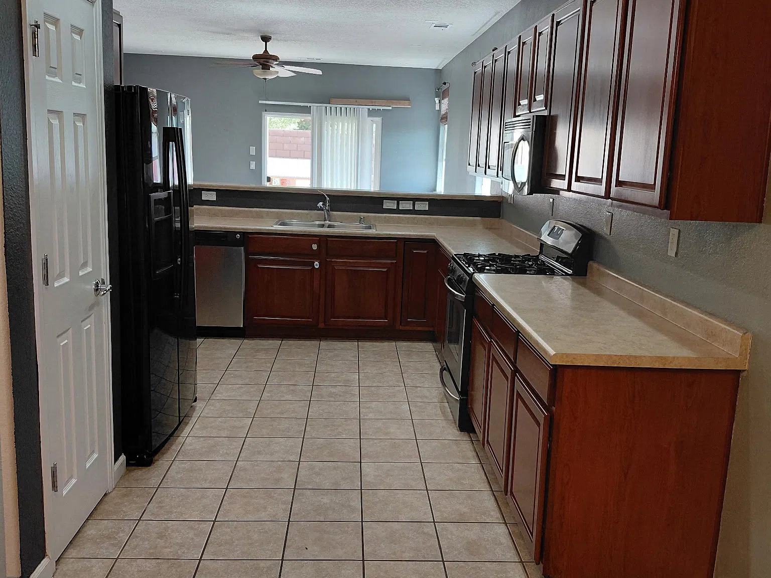 3 bed, 1619 sqft, $2,300 — Photo 4