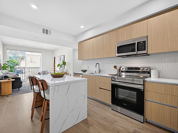 4th image of 7050 Hawthorn Ave #610