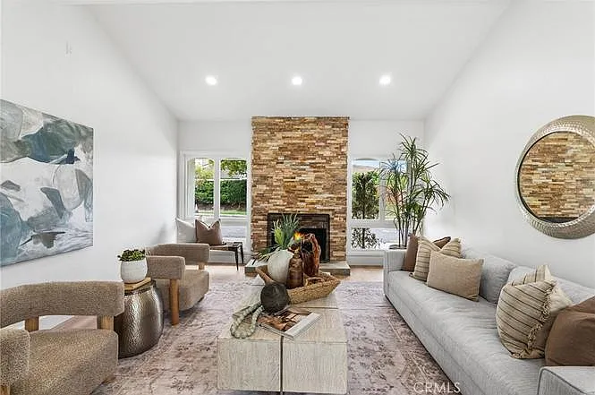 4 bed, 2.5 bath, 2015 sqft, $4,800 — Photo 3