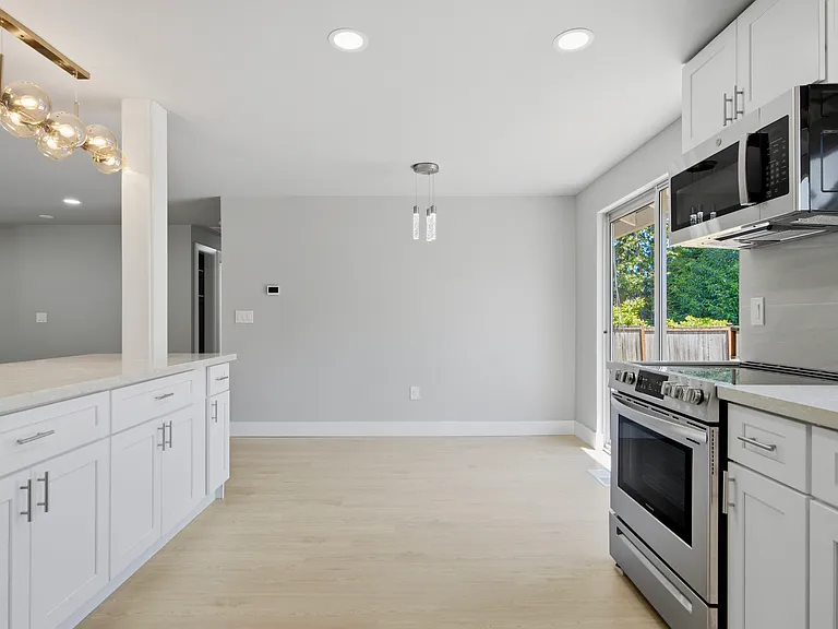13503 NE 70th St — Photo 13