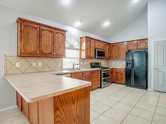 3rd image of 5049 Bedfordshire Dr